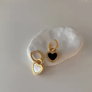 Boucles d'oreilles cœur vintage avec nacre noire et blanche et monture en métal doré