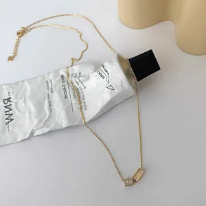Collier élégant avec pendentif cylindre en zircon doré et pierres brillantes sur chaîne fine
