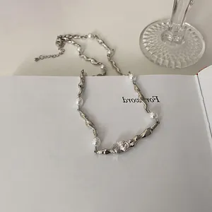 Silberne unregelmäßige Halskette mit weißen Perlen und Zirkonia im minimalistischen Stil