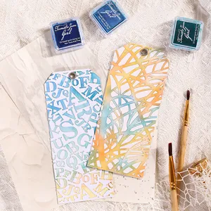 Etichette artistiche in carta traforata con sfumature di colore per decorazioni fai-da-te