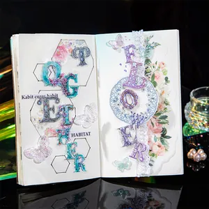Esthetische plakboekstickers met parelmoer bloemen en vlinders op een wit notitieboek