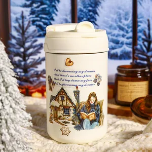 Winterliche Thermotasse aus Keramik mit verschneitem Haus-Motiv und Deckel