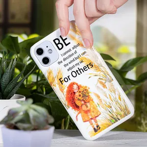 Funda blanca para iPhone con niña pelirroja, girasoles e ilustración de campo de trigo