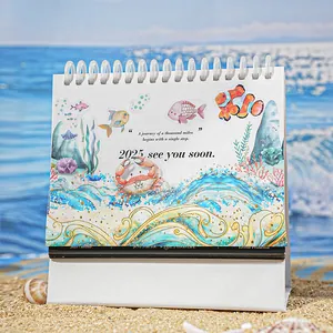 Calendario de escritorio 2025 con espiral e ilustraciones de olas marinas en una playa de arena