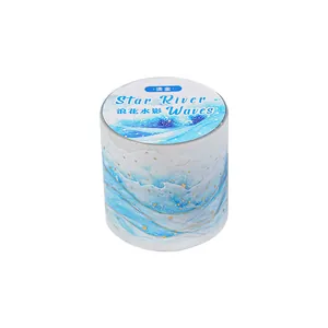 Cinta decorativa PET con lámina dorada y motivos de olas azules de acuarela