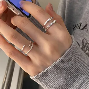 Ensemble de trois bagues irrégulières en métal argenté pour femmes au design minimaliste