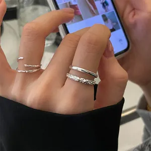 Ensemble de bagues argentées irrégulières avec anneaux spirale, lisses et martelés