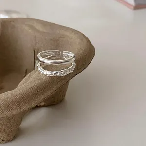 Détail du poinçon S925 sur la bague réglable double couche avec texture martelée