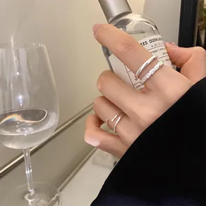 Détail d'un ensemble de bagues argentées avec surface texturée et design ajustable