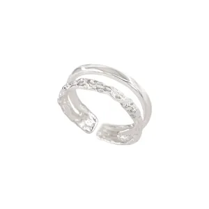 Bague ouverte argentée minimaliste à double couche avec texture métallique martelée