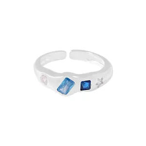 Unregelmäßiger Silberring mit blauen und klaren Zirkoniasteinen im Wellendesign