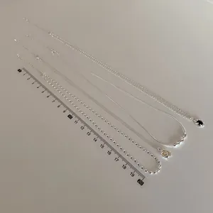 Collier avec pendentif en perle de zircon irrégulière et règle de mesure de taille