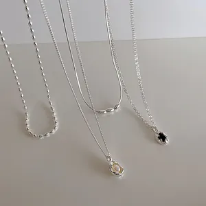 Colliers avec pendentifs de perles irrégulières et zircons en métal argenté poli