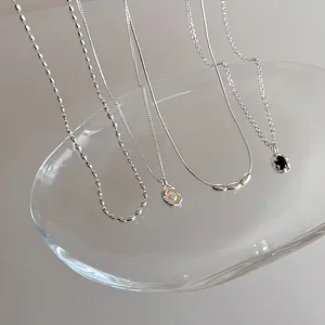 Collier avec pendentif perle zircon irrégulier et divers types de chaînes argentées fines