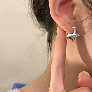 Pendientes de estrella plateada 3D minimalistas con acabado de espejo pulido