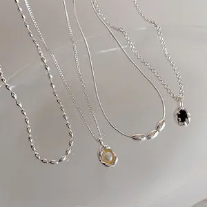 Collier en Alliage Plaqué Or Minimaliste pour Femme Pendentif Perle de Culture et Zirconia Noir Chaîne Réglable Bijoux Vintage Cadeau