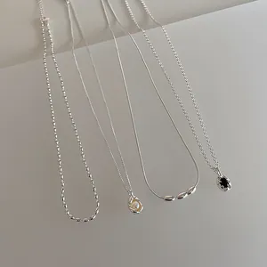 Collection de colliers en argent avec pendentifs perle et zircon sur chaînes minimalistes