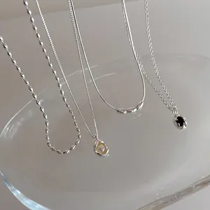 Détails de colliers avec pendentifs en perles de zircon irrégulières et métal argenté
