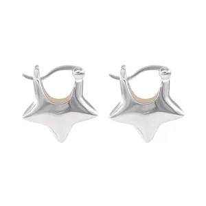 Pendientes de aro minimalistas en forma de estrella 3D de metal plateado con acabado pulido