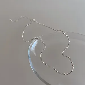 Détail du collier à billes argenté avec chaîne d'extension réglable et fermoir mousqueton