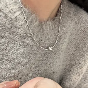 Unregelmäßige Metallperlenkette mit strukturierter Silberkette für Damen im Minimal-Stil