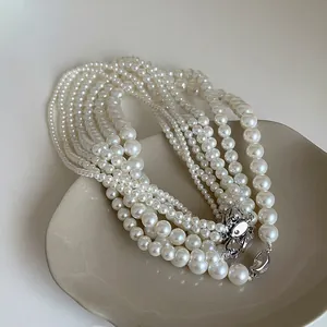 Collier élégant à plusieurs rangs en perles de verre avec fermoir floral sur platine