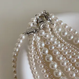 Détail d'un collier de perles multicouche avec fermoir en argent sterling S925
