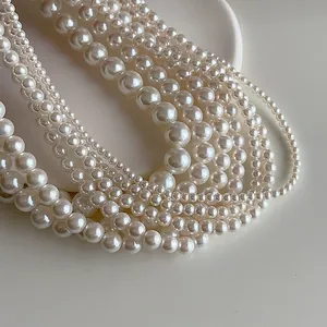 Détail de colliers de perles de verre multicouches de tailles variées sur plateau