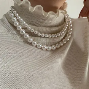 Détail d'un élégant collier de perles crème à deux rangs au fini satiné vintage