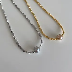 Detailansicht unregelmäßiger Perlenketten in Gold und Silber mit eleganten Perlen