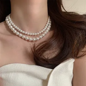 Gros plan d'un collier de perles de verre élégant à double couche en blanc crème poli