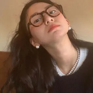 Collier en perles de verre vintage et boucles d'oreilles sur un mannequin à lunettes