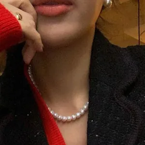 Détail d'un collier de perles en verre élégant avec bague étoile sur mannequin