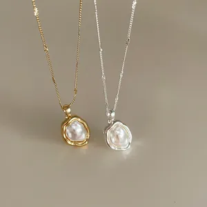 Collana in metallo irregolare con perle barocche, finiture in oro e argento chic