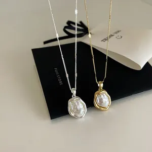 Collana di perle barocche con montature metalliche strutturate dorate e argentate