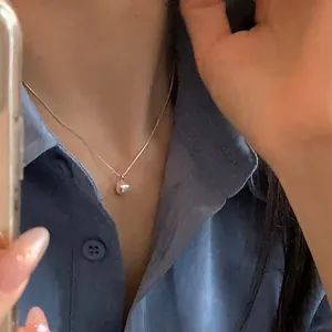 Collier minimaliste avec pendentif perle d'eau douce sur fine chaîne en métal