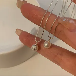Détail de pendentifs en perles d'eau douce sur chaînes vénitiennes en argent S925