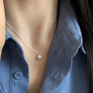 Collier minimaliste en argent avec un pendentif en perle d'eau douce pour femme
