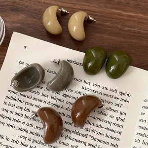 Lot de quatre boucles d'oreilles vintage en résine crème, vert, beige et marron