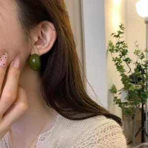 Boucles d'oreilles ovales rétro en résine vert émeraude avec finition brillante
