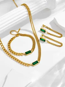 Dettaglio del set di gioielli placcati oro 18K con pietre verdi rettangolari smeraldo