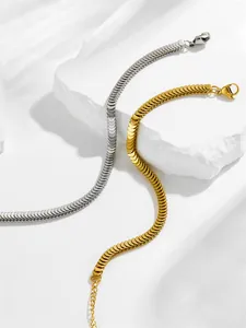 Detail von geschichteten Schlangenketten in Gold und Silber mit verstellbarem Verschluss
