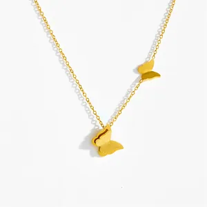 Elegante gouden titaniumstalen ketting met dubbele vlinderhangers op witte achtergrond