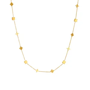 Collier à maillons dorés avec motifs floraux et petits cubes sur fond blanc épuré
