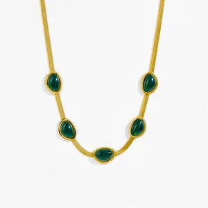 Collier chaîne serpent en or 18k vintage avec pendentifs en pierres émeraude