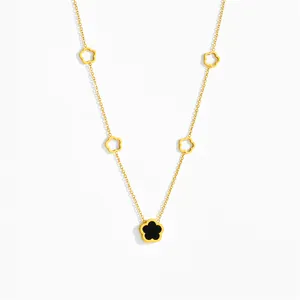 Élégant collier en acier titane doré avec fleurs à cinq pétales noires et évidées