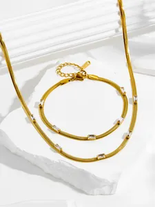 Dettaglio della collana e bracciale a catena serpente dorata con zirconi rettangolari