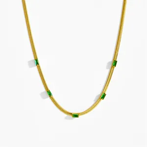 Collana piatta a serpente dorata con cinque pietre di zircone verde smeraldo rettangolari