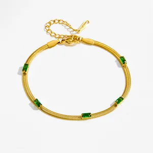 Elegante bracciale a catena serpente dorato con cinque zirconi verdi rettangolari