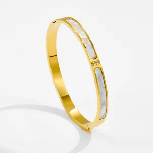 Eleganter 18K vergoldeter Titanstahl-Armreif mit weißem Muscheleinleger und drei kleinen Diamanten
